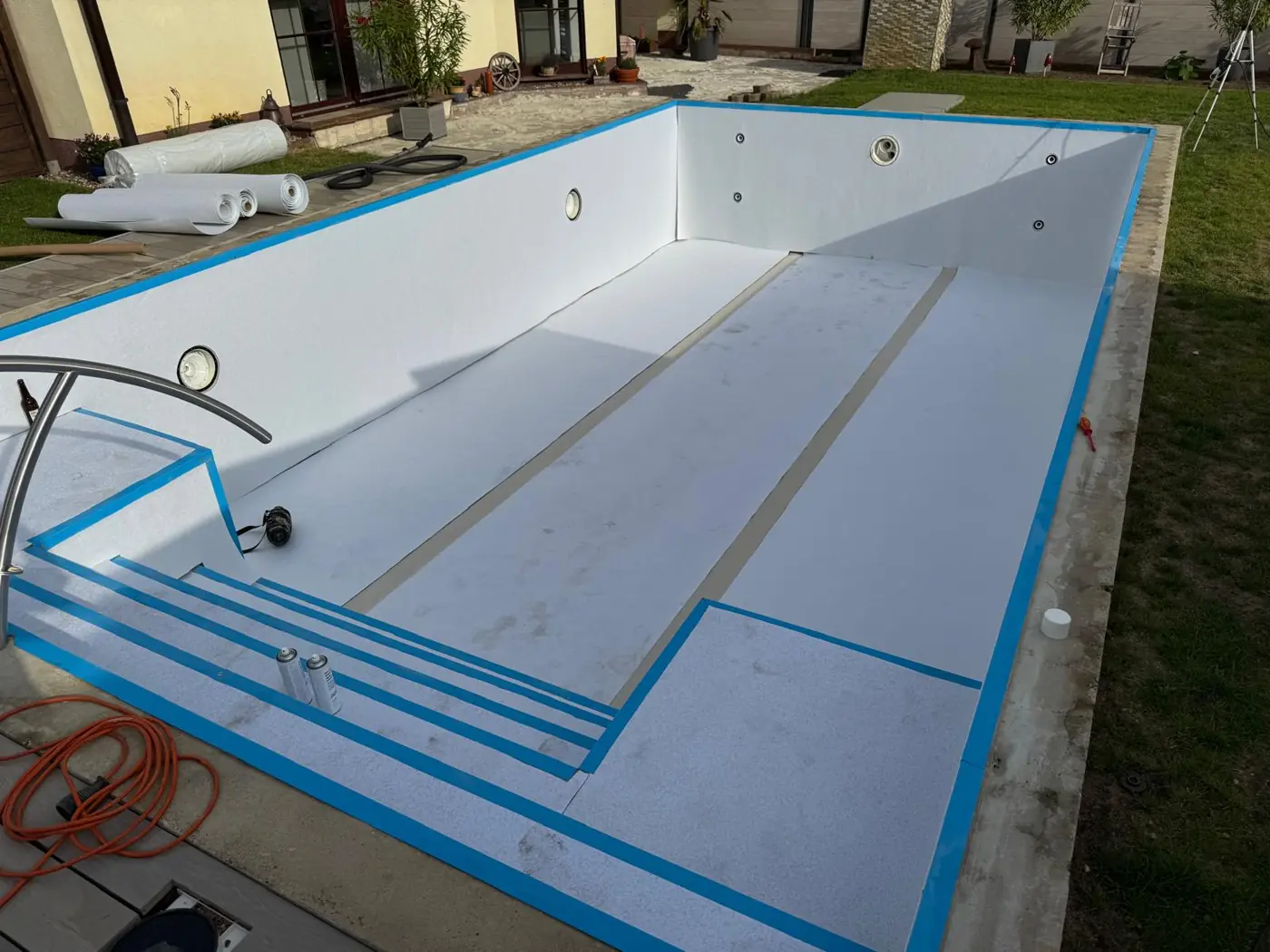 Einbau der Poolfolie mit blauer Schutzfolie