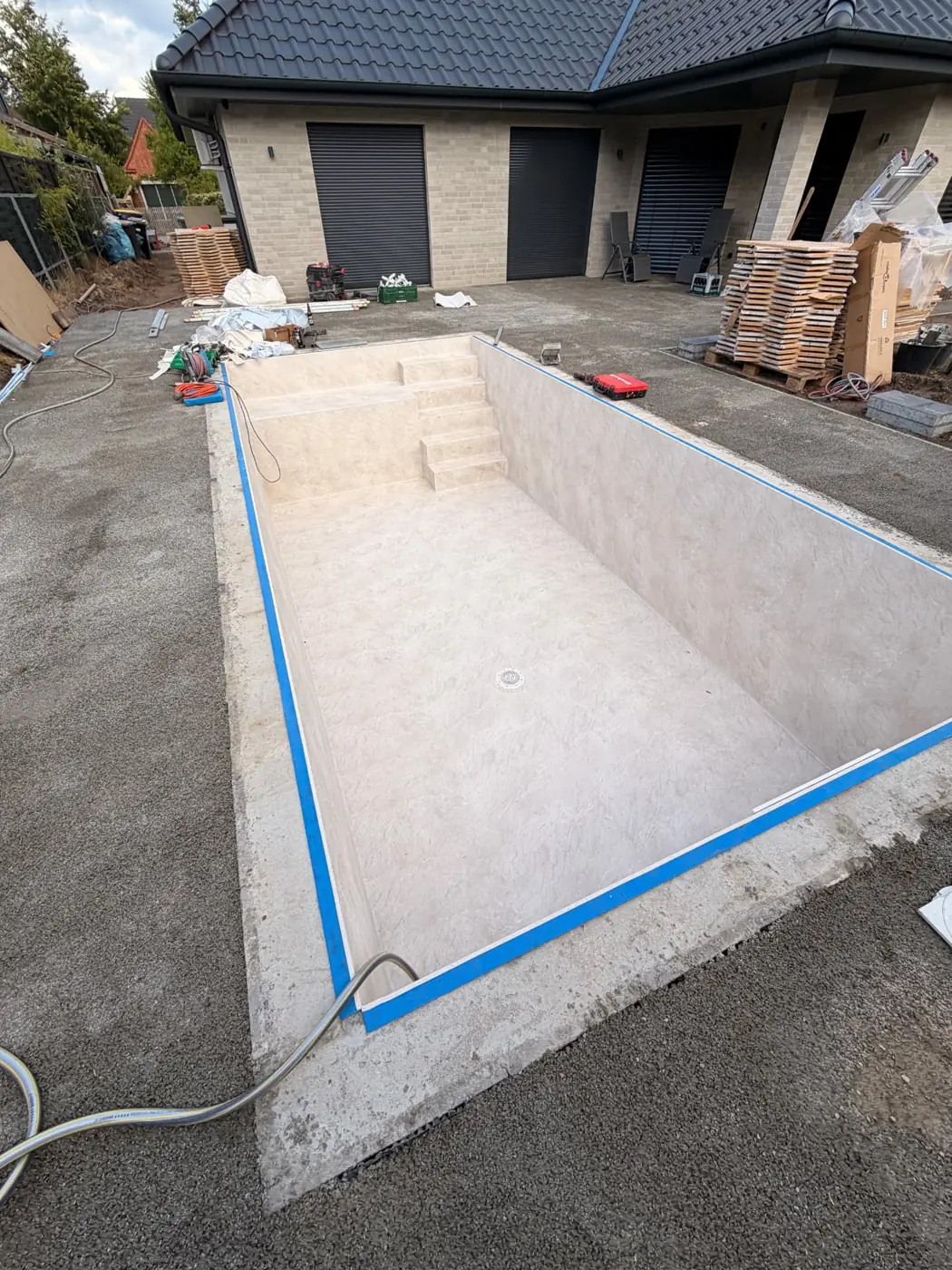 Einbau einer sandfarbenen Poolfolie im Neubau