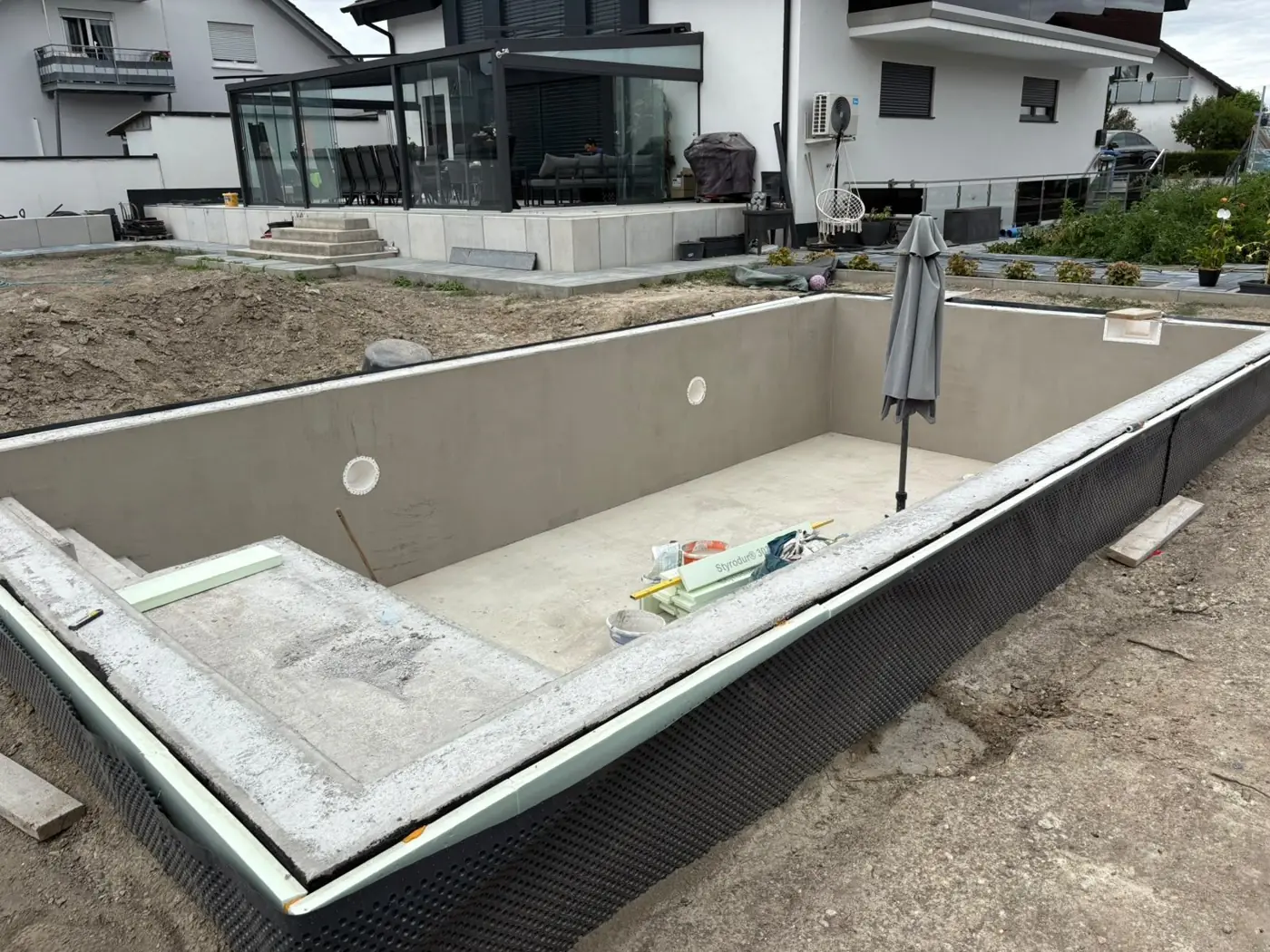 Auslegen des Beckens mit Schutzvlies vor der Folienmontage