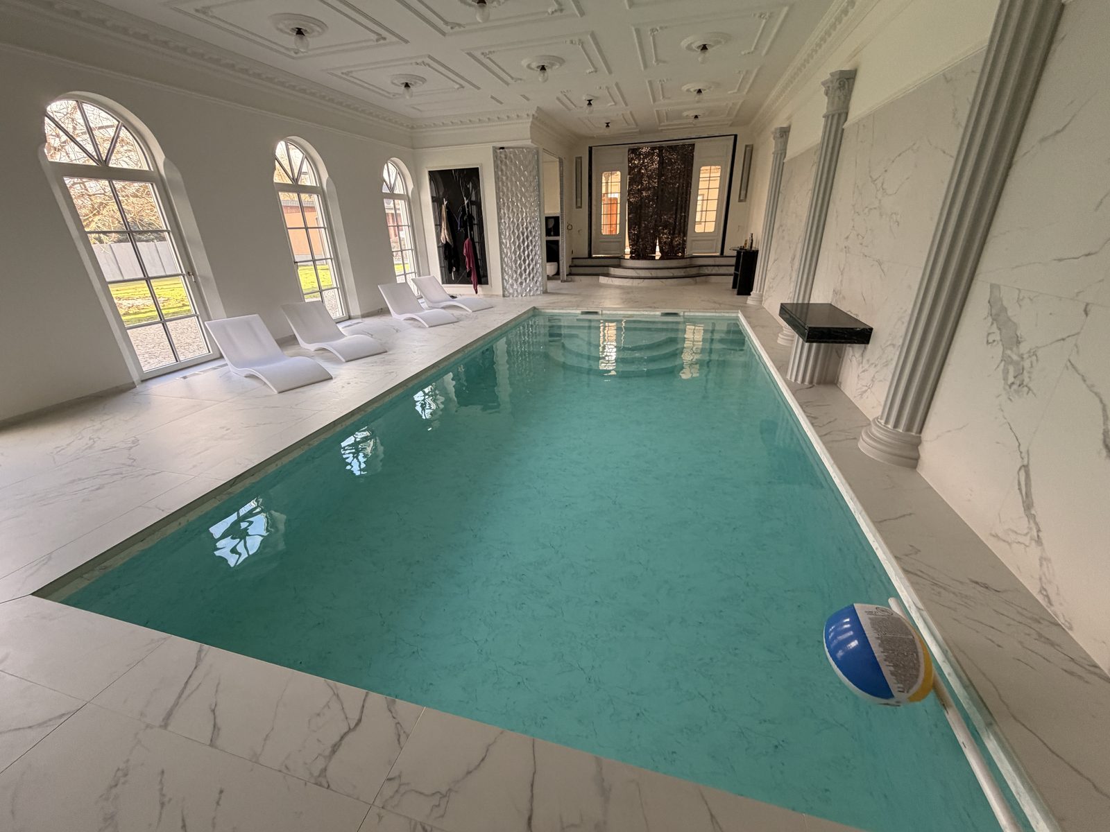 Innenpool mit Gegenstrom und Wasserfall