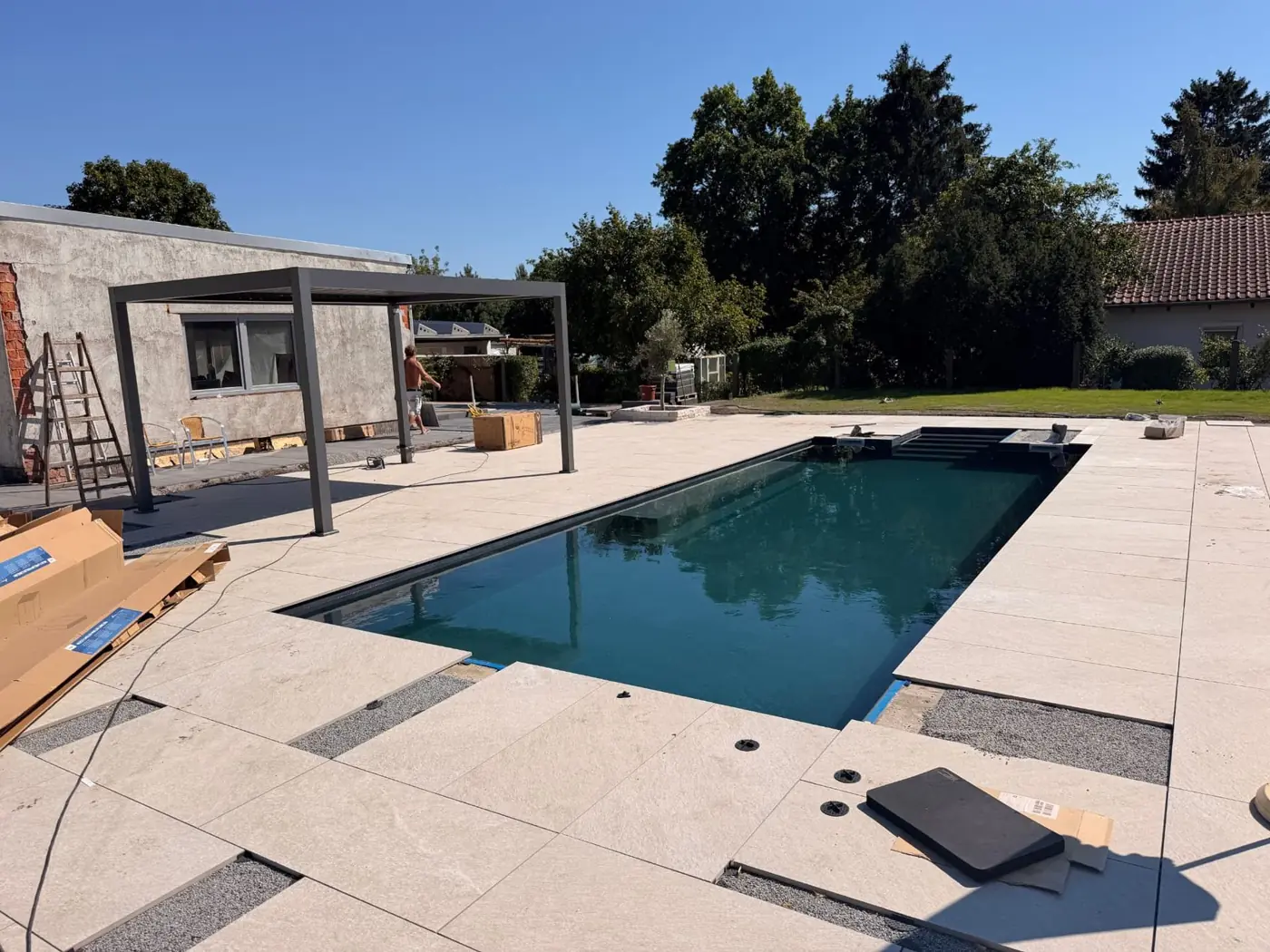 Erstbefüllung des Pools während der laufenden Terrassenarbeiten