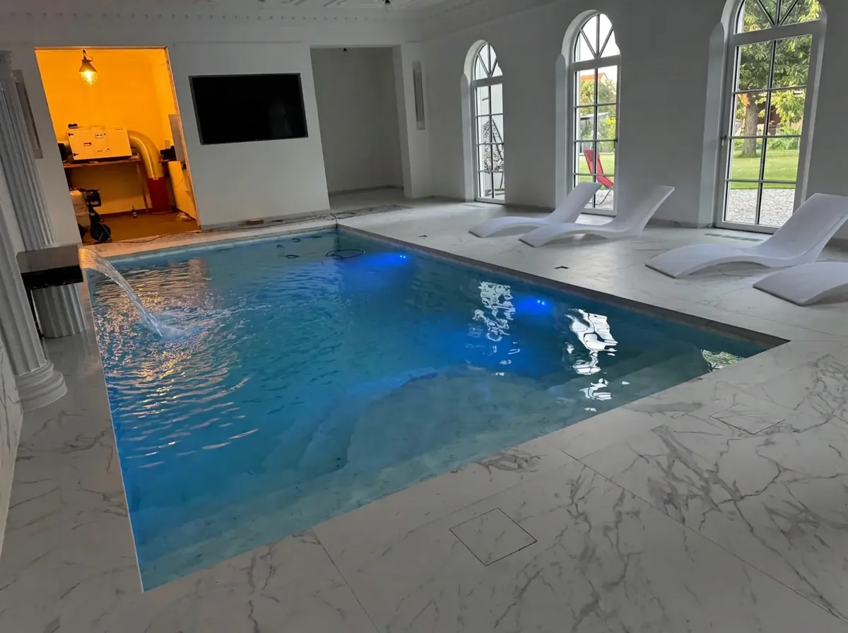 Innenpool mit Wasserfall und Marmorboden