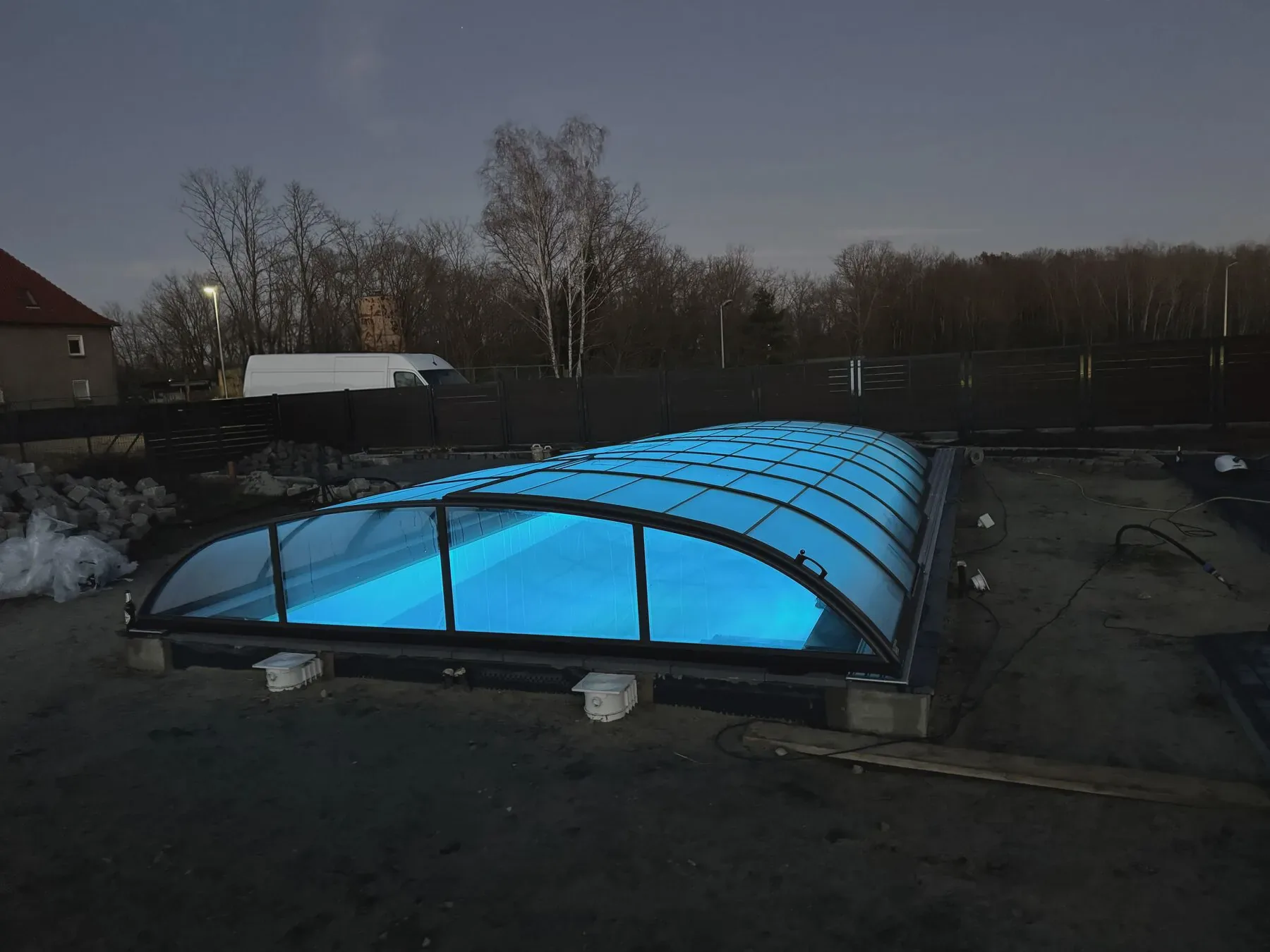 Betonbecken mit ALUKOV Überdachung